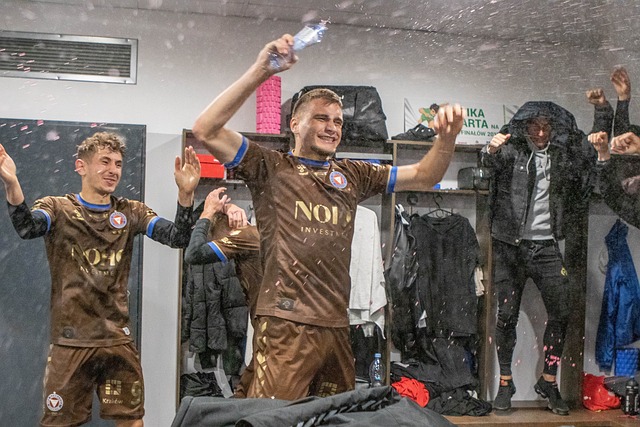 展现强势并 展现强势并